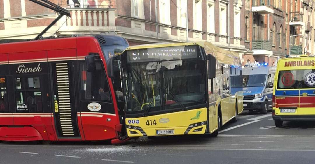 Katowice. Zderzenie autobusu z tramwajem w centrum miasta. Utrudnienia w komunikacji