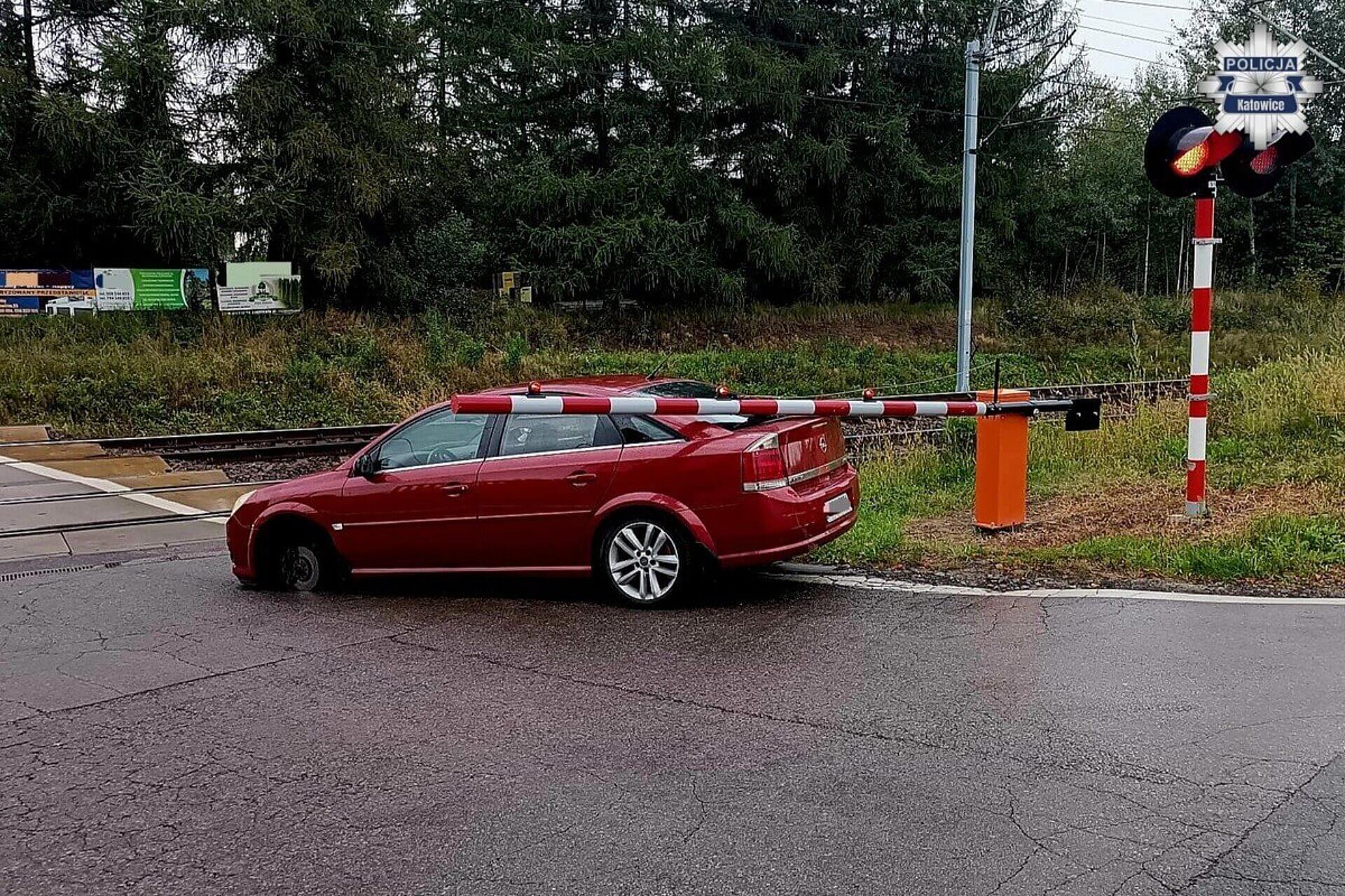 Uszkodzony samochód utkwił na przejeździe kolejowym Uszkodzony samochód utkwił na przejeździe kolejowym