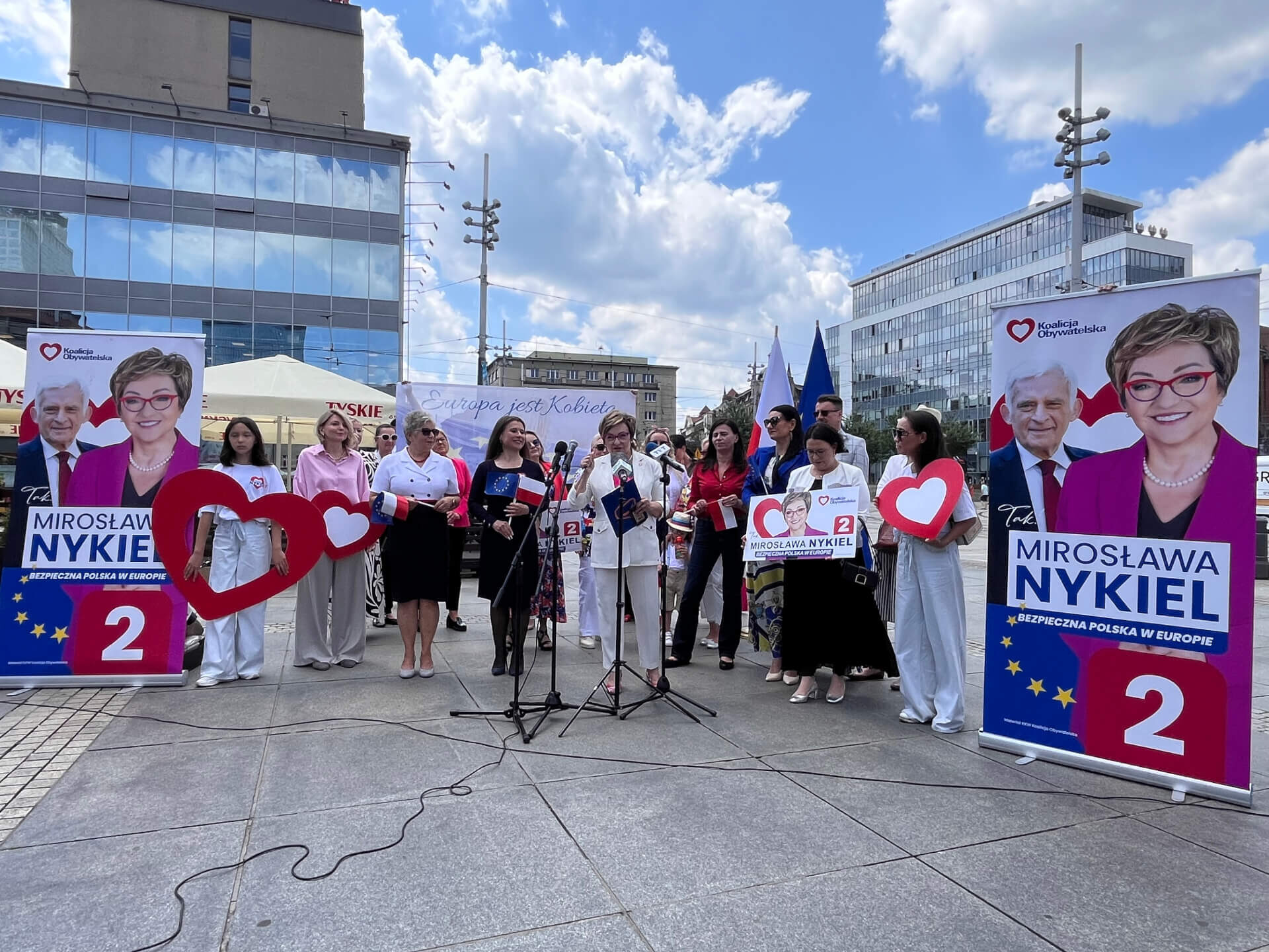 Kobiety zachęcają do udziału w wyborach Kobiety zachęcają do udziału w wyborach