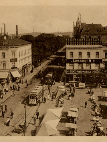 Friedrichsplatz - plac Fryderyka, później Rynek. Widok w kierunku ulicy Zamkowej (dziś Korfantego) Friedrichsplatz - plac Fryderyka, później Rynek. Widok w kierunku ulicy Zamkowej (dziś Korfantego)