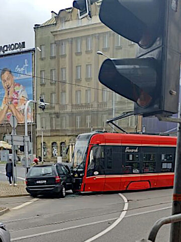 Zderzenie tramwaju z samochodem w Katowicach Zderzenie tramwaju z samochodem w Katowicach