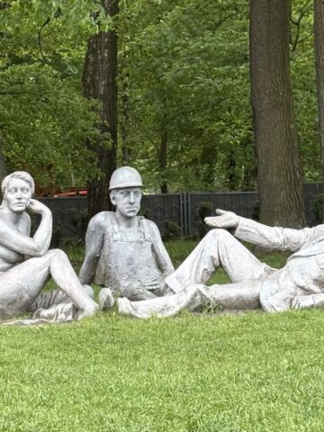 Rzeźby w Muchowcu Rzeźby w Muchowcu