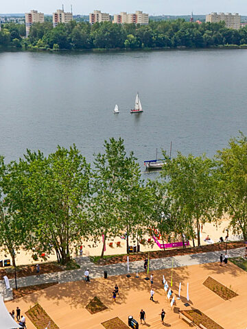 Przy stawie Morawa istnieją teraz dwie plaże oraz stanica żeglarska Przy stawie Morawa istnieją teraz dwie plaże oraz stanica żeglarska