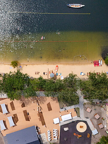 Przy stawie Morawa powstały m.in. plac zabaw i boisko do siatkówki Przy stawie Morawa powstały m.in. plac zabaw i boisko do siatkówki