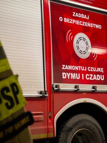 Zamontuj czujke czadu dymu Zamontuj czujke czadu dymu