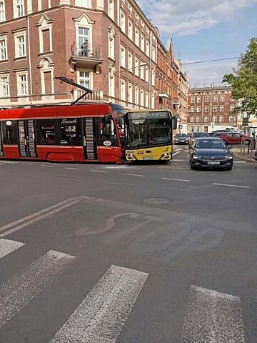 Zderzenie Katowice autobus tramwaj 01 Zderzenie Katowice autobus tramwaj 01