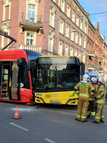 Zderzenie Katowice autobus tramwaj 09 Zderzenie Katowice autobus tramwaj 09