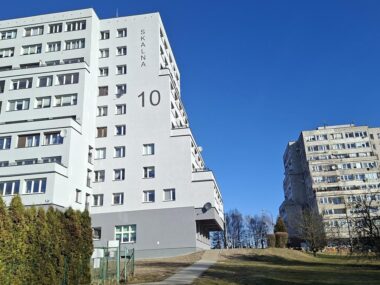 Brutalizm ocieplony. Blok poddano termomodernizacji Osiedle Manhattan, Mikołów