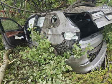 Katowiczanin w BMW uderzył w drzewo i dachował na DK81 Kierowca BMW z Katowic uderzył w drzewo