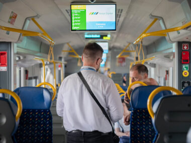 Z jednym biletem przez rozkopane Katowice. Udało się dogadać Konduktor Kolei Slaskich