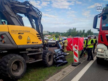 Tragedia na A4 w Mysłowicach. Samochód wjechał w koparkę Tragiczny wypadek na autostradzie A4