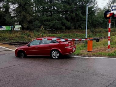 Uszkodzony samochód utkwił na przejeździe kolejowym Uszkodzony samochód utkwił na przejeździe kolejowym