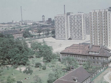 Widok z hotelu Katowice Widoczne bloki mieszkalne przedszkole i w tle dworcowa wieża ciśnień Copy Widok z hotelu Katowice Widoczne bloki mieszkalne przedszkole i w tle dworcowa wieża ciśnień Copy