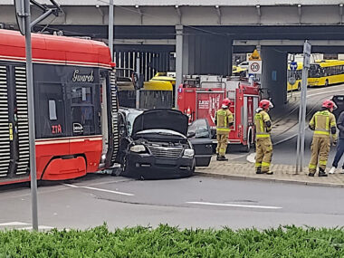 Zderzenie tramwaju z samochodem w Katowicach Zderzenie tramwaju z samochodem w Katowicach