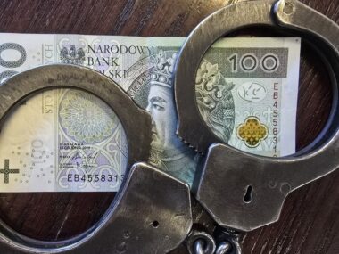 81-letnia kobieta przekroczyła prędkość i jechała bez pasów Kajdanki lapowka policja slaska