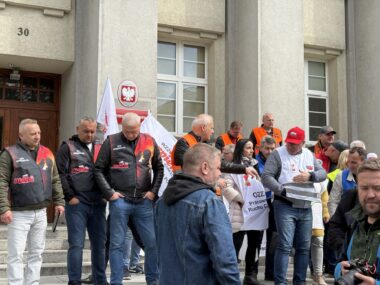 Hutnicy zapowiedzieli protest, Braun podpalił flagę Unii Ministertwo przemysłu protest hutnikow5