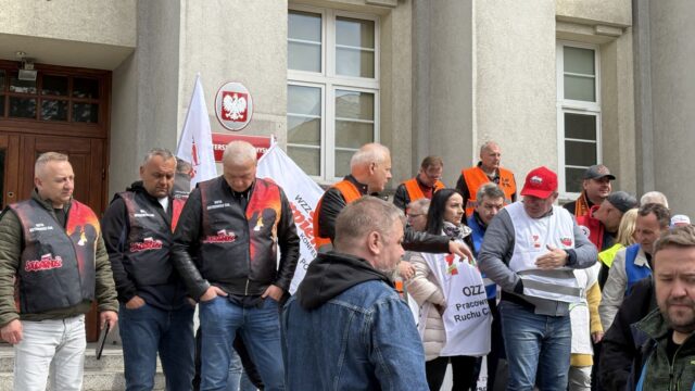 Ministertwo przemysłu protest hutnikow5 Ministertwo przemysłu protest hutnikow5