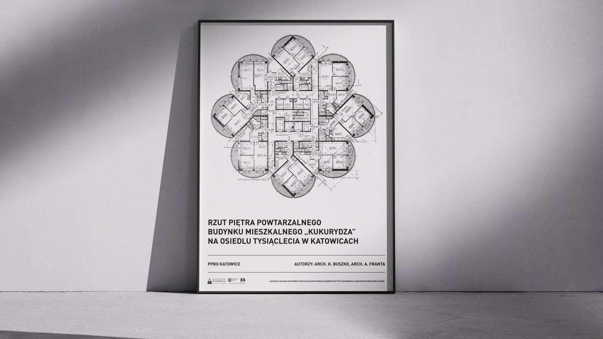 Na uczestników czekają plakaty z architektonicznym rzutem "Kukurydzy" projektu Henryka Buszki i Aleksandra Franty