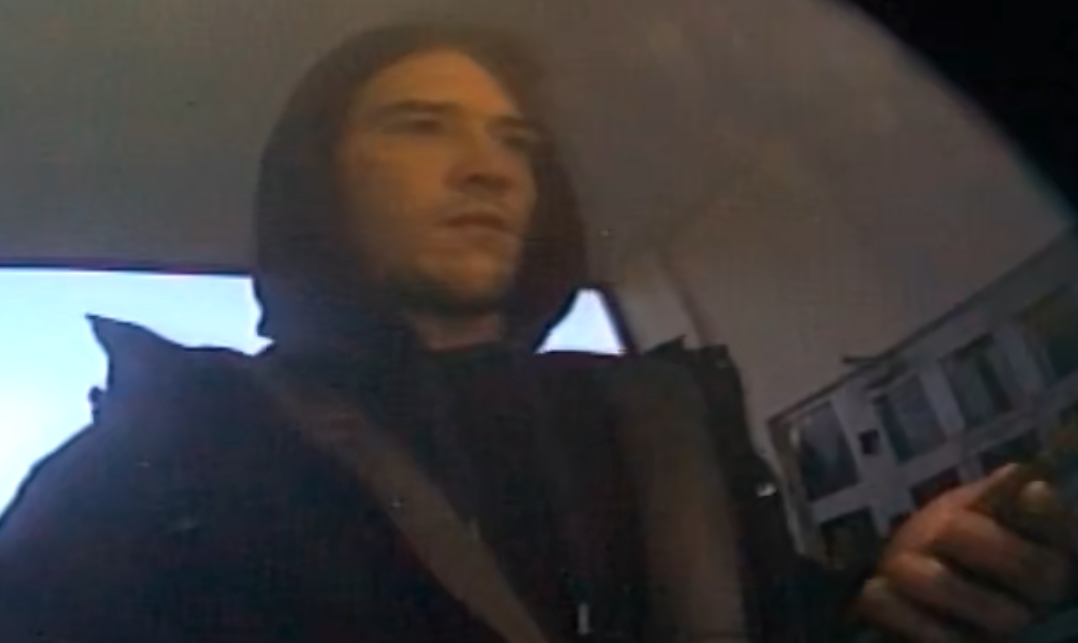 Kamera przy bankomacie zarejestrowała, jak oszust wypłaca cudze pieniądze. Policja prosi o pomoc w ustaleniu kim jest przestępca