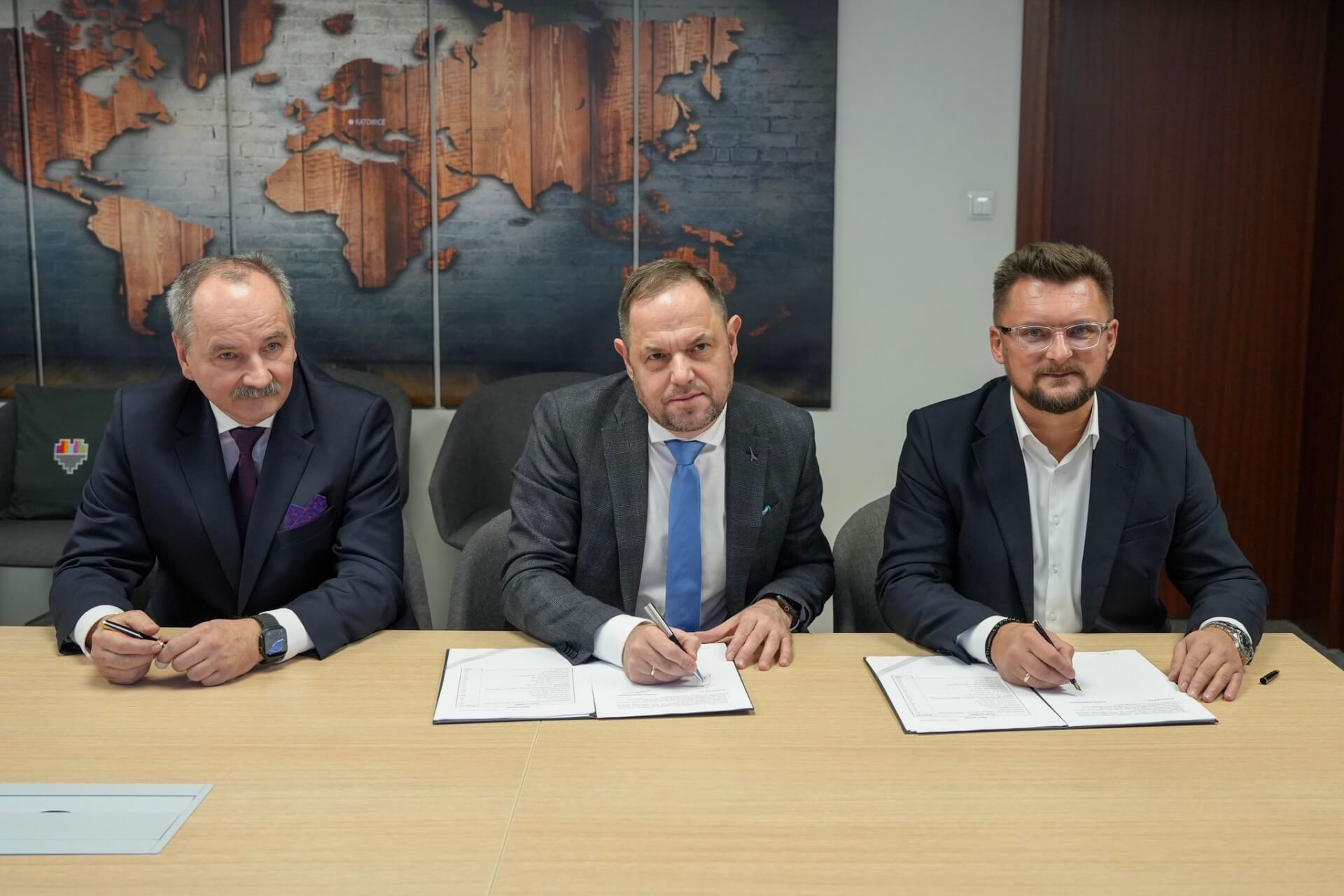 Od lewej: Marek Skuza - wiceprezes ds. produkcji PGG, Łukasz Deja – prezes Polskiej Grupy Górniczej, Marcin Krupa - prezydent Katowic