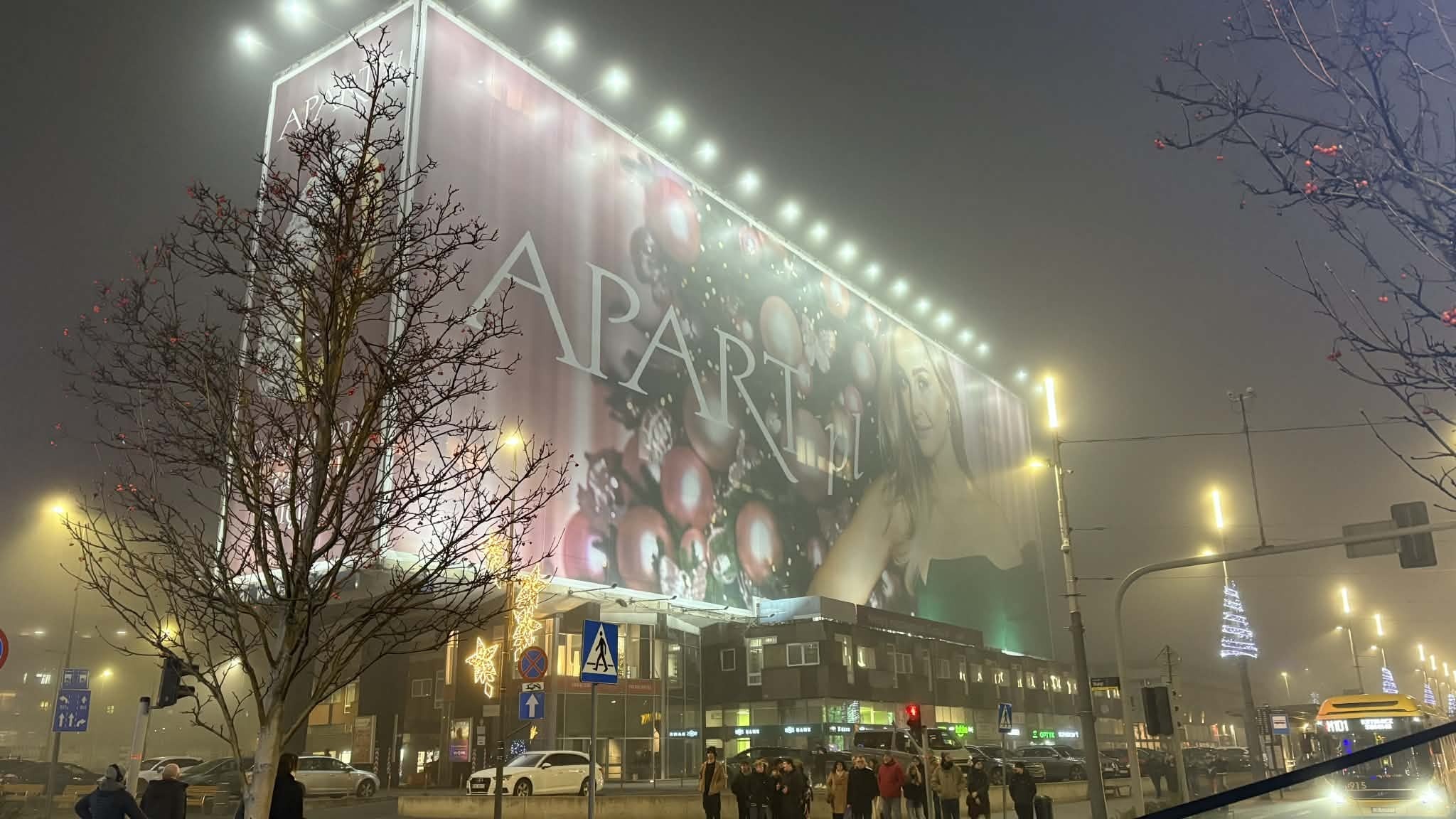 Separator - ikona Katowic przykryta reklamą